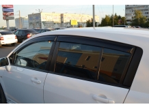 Дефлекторы окон Nissan Tiida C11 /Хэтчбек, 2004-2015/. Ветровики Ниссан Тиида [Cobra]
